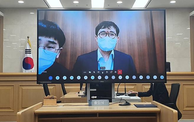 강의하는 김동현 판사 (수원=연합뉴스) 강영훈 기자 = 지난 20일 시각장애인인 김동현 판사가 경기교육청과 함께 하는 '꿈의 대학'에서 고교생을 대상으로 화상 강의를 하고 있다.