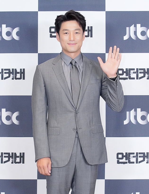 배우 지진희가 22일 오후 온라인 생중계된 JTBC 새 금토드라마 '언더커버' 제작발표회에 참석했다. /사진제공=JTBC