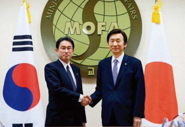 2015년 12월 28일 한일외교장관 회담에 참석한 윤병세 당시 외교부 장관(오른쪽)과 기시다 후미오 일본 외무상. [뉴스1]