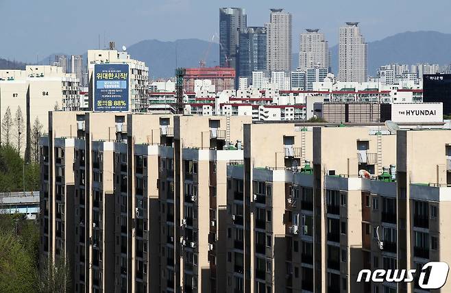 서울 강남구 압구정동의 한 아파트 외벽에 '위대한 시작' 이라고 적힌 조합원 총회 안내 현수막이 붙어 있다. 2021.4.8/뉴스1 © News1 오대일 기자