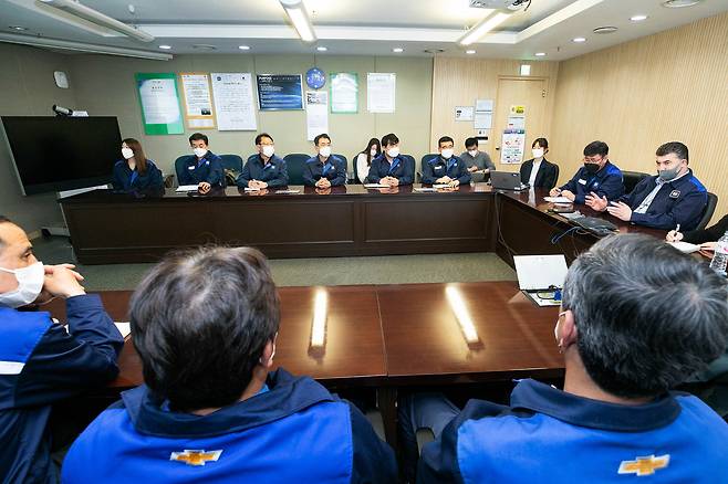 한국지엠 카허 카젬 사장이 21일, GM의 자동변속기를 생산하고 있는 충남 보령공장을 방문했다. 사진은 카허 카젬 한국지엠 사장이 보령공장 임직원들과 소통하는 모습. © 뉴스1