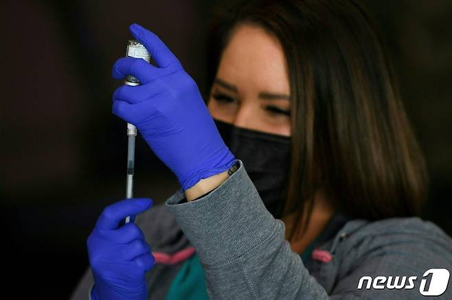 미국 캘리포니아에서 2021년 4월 17일 모더나의 코로나19 백신 접종을 준비하는 모습.  © AFP=뉴스1