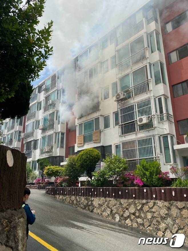 불이 난 아파트.(부산경찰청 제공)© 뉴스1