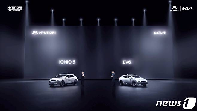 현대자동차 아이오닉5(왼쪽)와 기아 EV6가 공개되고 있다. (현대차·기아 제공) 2021.4.15/뉴스1