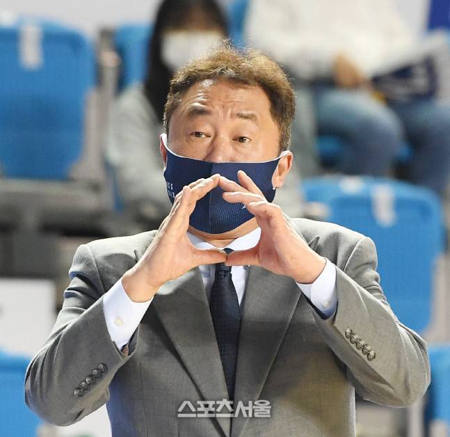전주 KCC 전창진 감독이 선수들을 독려하는 모습. 2021.03.31. 김도훈기자 dica@sportsseoul.com