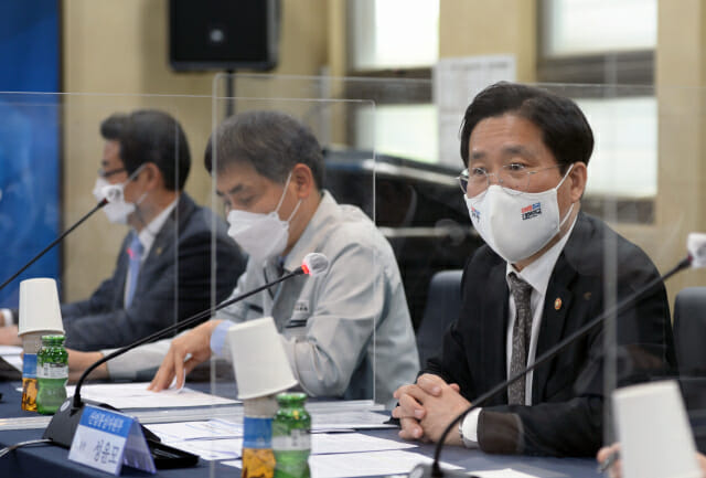 성윤모 산업통상자원부 장관(맨 오른쪽)이 22일 '뿌리산업 업계 간담회'에서 인사말을 하고 있다.