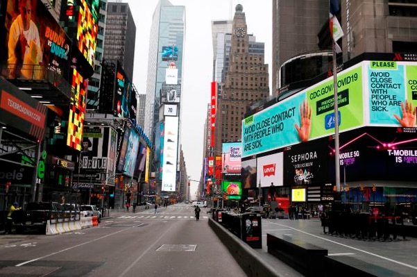 코로나 여파로 텅빈 미국 뉴욕 맨해튼 타임스퀘어 거리/로이터 연합뉴스