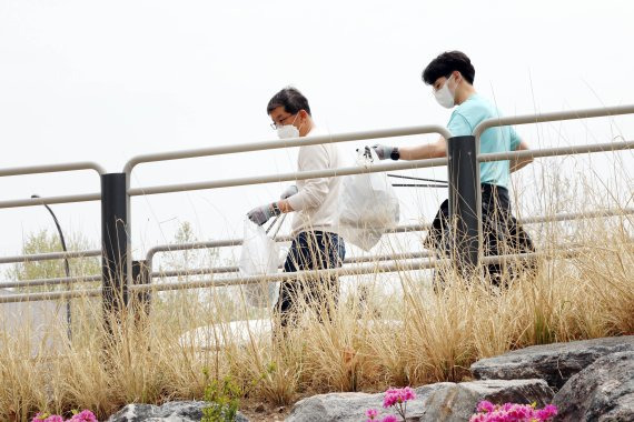 나경수 SK종합화학 사장(왼쪽)이 한강시민공원에서 회사 구성원들과 플로깅을 진행하고 있다. SK종합화학 제공.