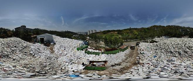 경기도 수원시 영통구 자원순환센터에서 작업자들이 스티로폼 재활용 쓰레기들을 하역하고 있다. 수원/이정아 기자