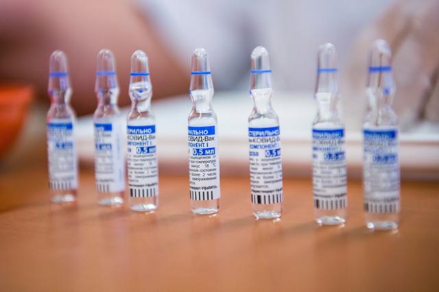 러시아 코로나19 백신인 스푸트니크V의 주사약 병이 14일 헝가리 수도 병원에서 환자에게 접종 주사되기 위해 가지런히 준비되어 있다. 부다페스트=AP/뉴시스