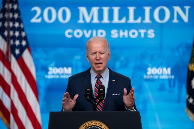 조 바이든 미국 대통령이 21일 백악관에서 코로나19 백신과 관련해 연설하고 있다. 워싱턴=AP 뉴시스