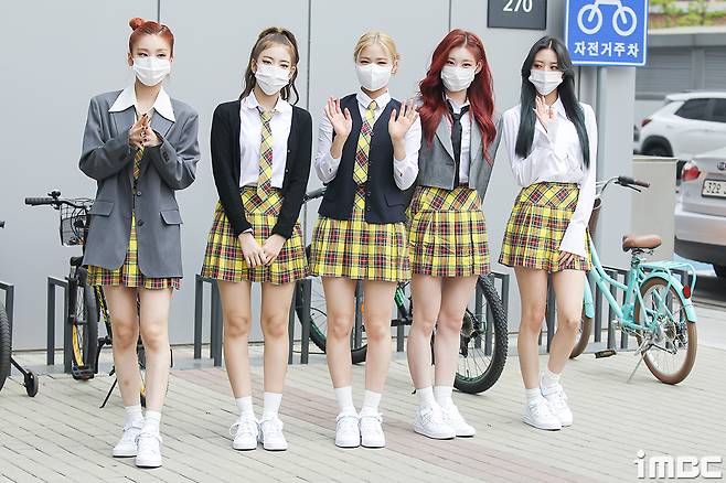 ITZY (ITZY) Yezi, Lia, Ryu Jin, Chaeryeong and Yuna showed off their lovely charm with the flower pedestal pose full of edge in uniform.ITZY (ITZY) Yezi, Lia, Ryu Jin, Chaeryeong and Yuna attended the recording of Knowing Brother at JTBC Studio in Ilsan, Gyeonggi Province on the afternoon of the 22nd.ITZY members have co-ordinated a variety of hairstyles and individual jackets, especially the show of calyx and various heart Pose, which have revealed a shameful charm.(GIF is highly appreciated via the iMBC website in PC environments)iMBC Photo