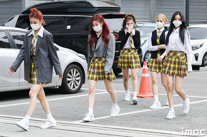 ITZY (ITZY) Yezi, Lia, Ryu Jin, Chaeryeong and Yuna showed off their lovely charm with the flower pedestal pose full of edge in uniform.ITZY (ITZY) Yezi, Lia, Ryu Jin, Chaeryeong and Yuna attended the recording of Knowing Brother at JTBC Studio in Ilsan, Gyeonggi Province on the afternoon of the 22nd.ITZY members have co-ordinated a variety of hairstyles and individual jackets, especially the show of calyx and various heart Pose, which have revealed a shameful charm.(GIF is highly appreciated via the iMBC website in PC environments)iMBC Photo