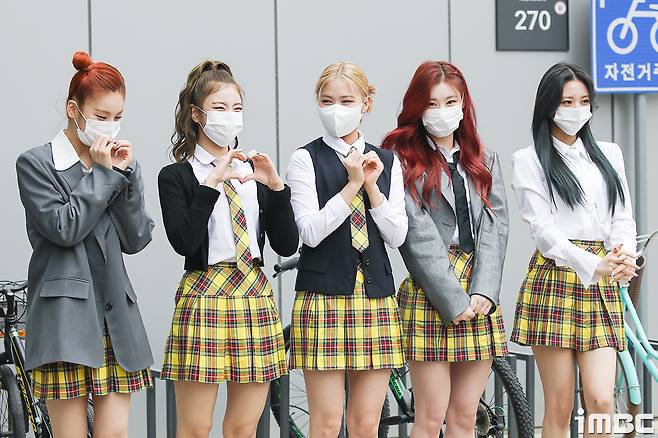 ITZY (ITZY) Yezi, Lia, Ryu Jin, Chaeryeong and Yuna showed off their lovely charm with the flower pedestal pose full of edge in uniform.ITZY (ITZY) Yezi, Lia, Ryu Jin, Chaeryeong and Yuna attended the recording of Knowing Brother at JTBC Studio in Ilsan, Gyeonggi Province on the afternoon of the 22nd.ITZY members have co-ordinated a variety of hairstyles and individual jackets, especially the show of calyx and various heart Pose, which have revealed a shameful charm.(GIF is highly appreciated via the iMBC website in PC environments)iMBC Photo