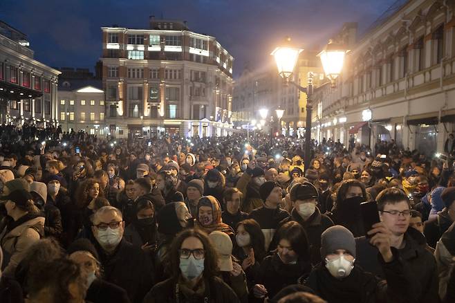 모스크바 시민들이 21일 밤 나발니 석방 촉구 집회를 열고 있다. AP=연합뉴스
