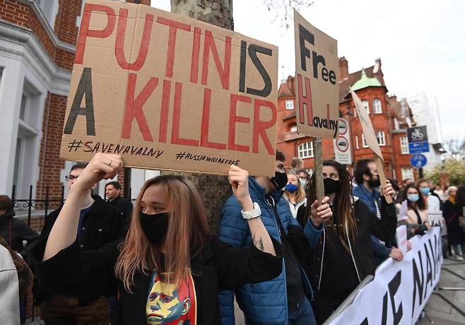 영국에서도 나발니 지지시위가 열렸다. 'Art of Rebel' 그룹이 21일 런던의 러시아 대사관 앞에서 나발니 석방을 촉구하는 집회를 열고 있다. '푸틴은 살인자'라고 쓴 피켓을 들고 있다. EPA=연합뉴스