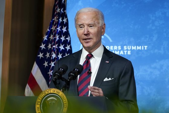 조 바이든 미국 대통령이 22일(현지시간) 세계 기후변화정상화의에서 연설을 했다. 그는 "2030년까지 온실가스 배출량을 50% 줄일 것"이라고 밝혔다. [AP=연합뉴스]