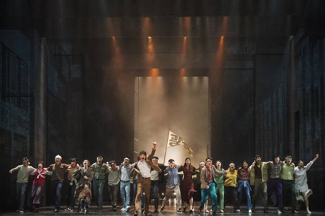 지난 13일부터 서울 LG아트센터에서 공연 중인 창작 뮤지컬 <광주>의 한 장면. 라이브·극공작소 마방진 제공