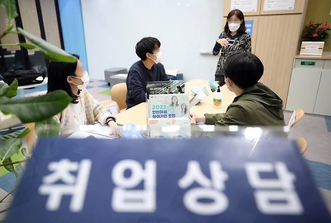 A labor consultant provides jobseekers with recruitment information at the Munjeong Biz Valley in Songpa-gu, Seoul, earlier this month. (Yonhap)