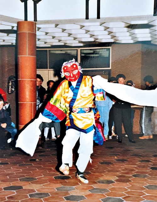 홍성훈 파이프오르간 제작 장인이 1989년 8월 독일 하민켈른 딩덴에서 열린 클라우젠호프 한독가정세미나에서 전통 의상을 입고 봉산탈춤을 추고 있다.