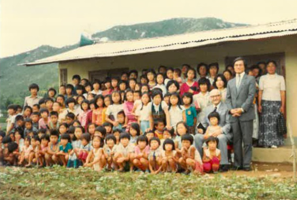 호성기 목사가 1979년 전남지역 미자립교회 집회에 참석한 어린이들과 기념사진을 촬영했다.