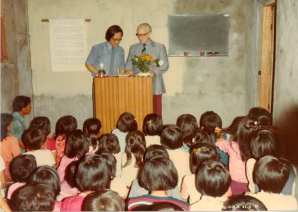 1981년 농촌교회 집회 때 갬블 선교사의 통역을 하는 호성기 목사.