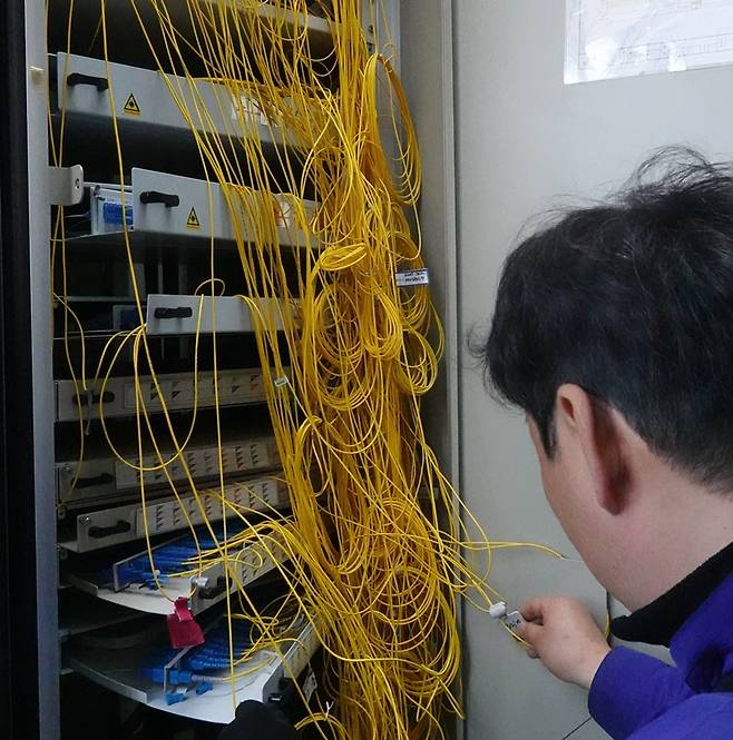 ▲ 인터넷 설치수리 기사의 작업 모습. 본 사진은 직접적인 관련이 없습니다.