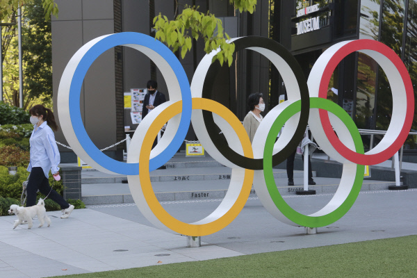 일본 도쿄에 설치된 올림픽의 상징 오륜 조형물. AP뉴시스