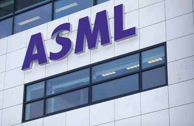 대만 TSMC 본사 건물 외벽의 모습.(위쪽) 네덜란드 ASML 본사 건물 외벽의 모습. [로이터]