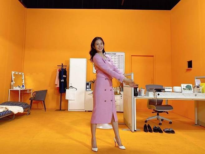 Announcer Jang Ye-won told me about the recent beauty of the beautiful.Jang Ye-won wrote on his instagram on April 22, I introduced my little friends to an occupation called Announcer.Friends are so seriously cute that you should look at them. In the open photo, Jang Ye-won poses in a pink suit on white high heels at an orange shooting studio.The look captivates the lovely beauty and superior physical like Idol, and the viewer snipered at the fans with a pleasant eye.Meanwhile, Jang Ye-won made his debut as an Announcer of SBS 18th bond in 2012; he has been doing various broadcasting activities since Leave last year.Currently, he is appearing on TVN Monthly Connect and YTN Science Animal Signal.From April 24th, he will co-host his brother-in-law, Annuncer, and MBC Everlon Movie Wat Suda.