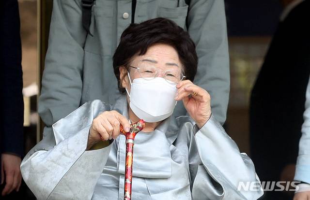 [서울=뉴시스]김병문 기자 = 이용수 할머니가 지난 21일 오전 서울 서초구 서울중앙지방법원에서 열린 일본군 위안부 피해자와 유족들이 일본을 상대로 제기한 손해배상 청구 소송 선고기일을 마친 뒤 입장을 밝히기 위해 청사를 나서고 있다. 2021.04.21. dadazon@newsis.com