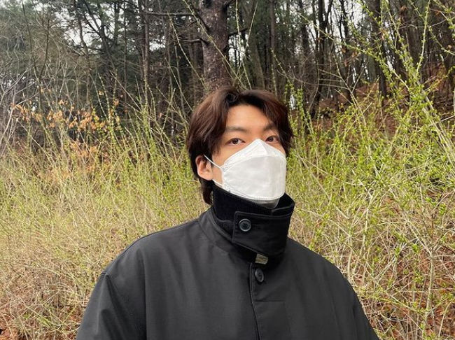 Actor Kim Woo-bin has delivered a warmer recent situation.Kim Woo-bin left a photo on her SNS on Tuesday, in which Kim Woo-bin is wearing Mask and staring at the camera.Kim Woo-bins eyes stand out in a black top and boast a chic charm.Kim Woo-bins wide shoulders and intense eyes are constantly charismatic.Kim Woo-bin recently discussed the movie Our Blues with her lover Shin Min-a