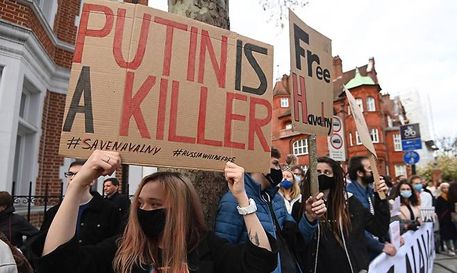 러시아 야권 지도자 알렉세이 나발니의 석방을 촉구하는 시위가 러시아 전역에서 일어난 21일(현지시간) 영국 런던에서도 ‘푸틴은 살인자’ 등 손팻말을 든 나발니 지지자들이 집회를 열고 있다. 런던=EPA연합뉴스