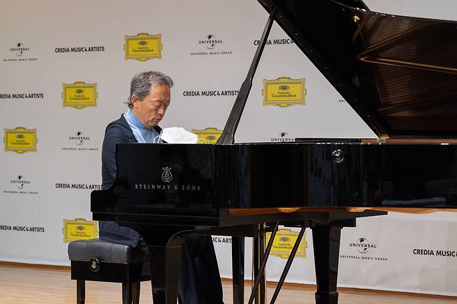 22일 오후 서울 서초구 코스모스아트홀에서 열린 기자간담회를 앞두고 정명훈이 베토벤 피아노 소나타 30번을 연주하고 있다.크레디아 제공