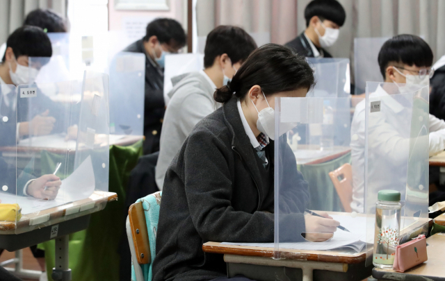 대구 소재 한 고등학교 3학년 학생들이 교실에서 시험을 보고 있다. /대구=연합뉴스