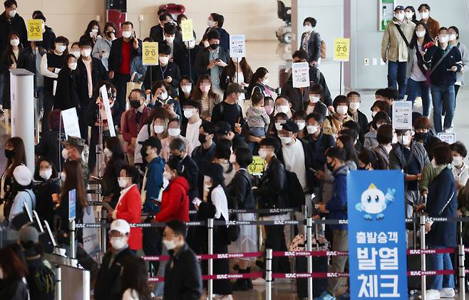 18일 오전 서울 김포국제공항 국내선 청사에서 시민들이 탑승수속을 위해 줄지어 서있다 ⓒ연합뉴스