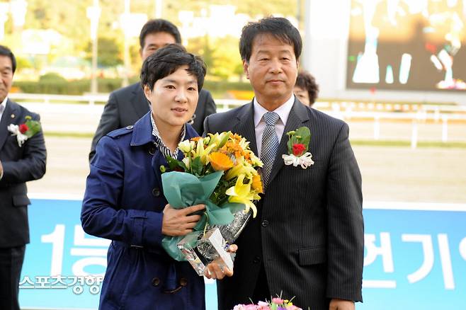 2013년과천시장배 우승한 후 이신영 조교사(왼쪽)가 기념촬영을 하고 있다.