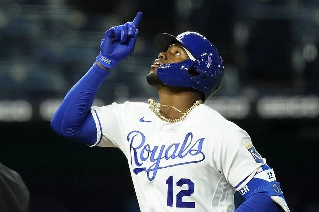 캔자스 시티 로얄의 호르헤 솔러가 21일(현지시간) 4회에 홈런을 친 후 하늘을 향해 신께 감사하는 의미의 세리모니를 하고 있다. AP|연합뉴스