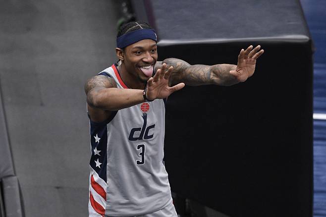 워싱턴 위저즈의 가드인 브래들리 빌이 21일(현지시간) 골든 스테이트 워리어스와의 경기에서 가 2021 년 4 월 21 일 수요일 워싱턴에서 열린 골든스테이트 워리어스와의 경기에서 동료 선수가 골을 넣자 혀를 내민 채 기뻐하고 있다. AP|연합뉴스