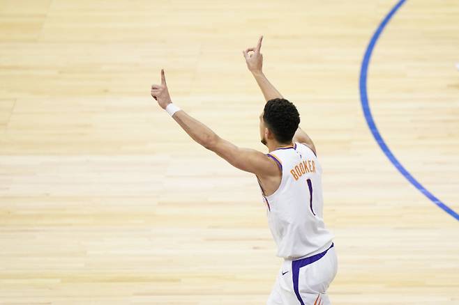 피닉스 선스의 데빈 부커가 21일(현지시간)득점을 올린 후 세리머니를 펼치고 있다. AP|연합뉴스