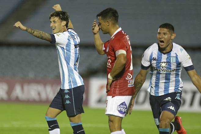 “괜찮아,,,,다음에는 꼭 막으면 되지....” 상대편 공격수의 골을 막지 못한 수비수의 자책. AP|연합뉴스