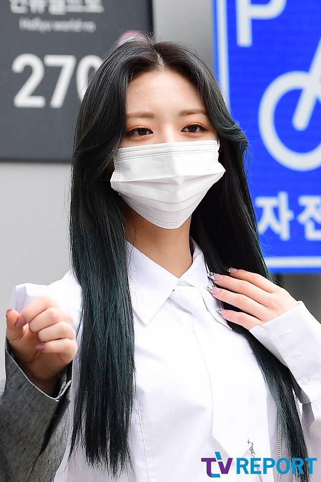 Group ITZY(ITZY) YunaOn the afternoon of the 22nd, he is entering the recording of Knowing Brother at JTBC Ilsan Studio in Janghang-dong, Ilsan-dong, Goyang-si, Gyeonggi-do.copyright holder c pi media