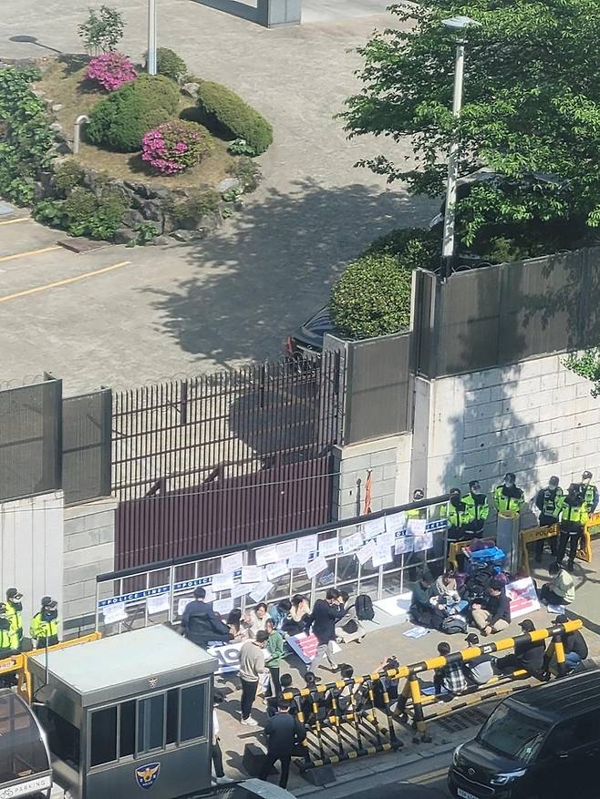 일본 영사관 앞서 농성 펼치는 청년들 [부산 경찰청 제공. 재판매 및 DB 금지]