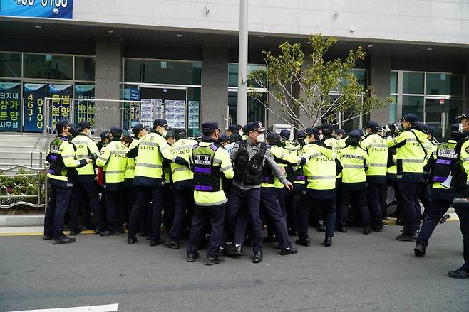 청년들 둘러싸는 경찰 [민주노총 부산본부 제공. 재판매 및 DB 금지]