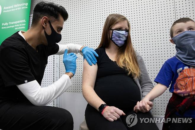임신부의 코로나19 백신 접종 [로이터=연합뉴스 자료사진]