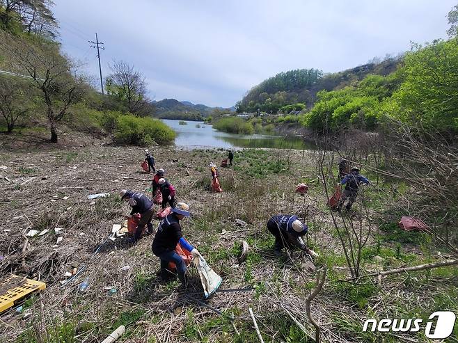 전북 임실군이 봄철을 맞아 옥정호 수질 개선 활동에 총력을 기울이고 있다.(임실군 제공)2021.4.23/© 뉴스1