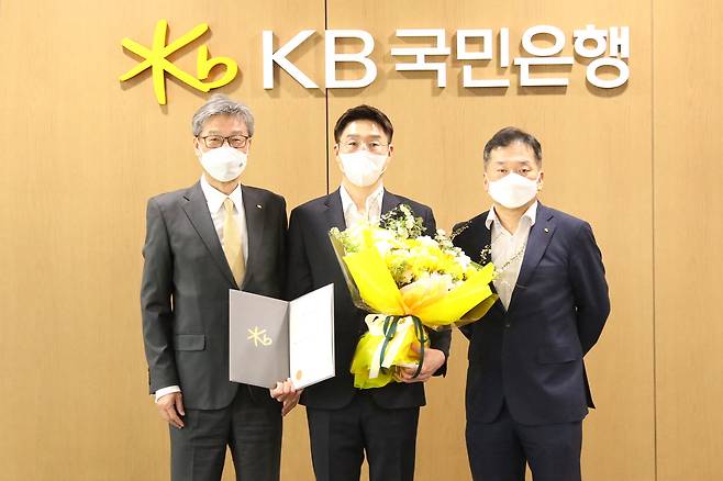 KB스타즈 허인 은행장, 김완수 신임 감독, 김진영 단장.(왼쪽부터)© 뉴스1