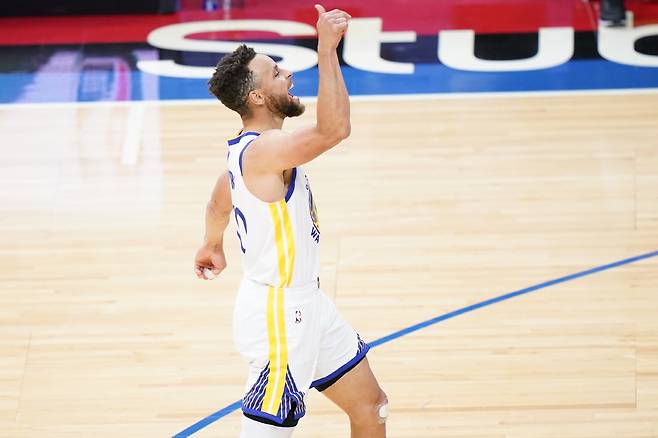Golden State Warriors' Stephen Curry reacts after making a three-pointer during the second half of an NBA basketball game?against the Philadelphia 76ers, Monday, April 19, 2021, in Philadelphia. (AP Photo/Matt Slocum)







<저작권자(c) 연합뉴스, 무단 전재-재배포 금지>
