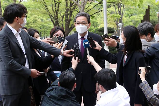 23일 고위공직자범죄수사처(공수처)를 방문한 곽상도(가운데) 국민의힘 의원이 취재진 질문에 답하고 있다. /뉴시스