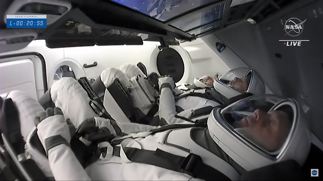 팰컨9 발사 20분 전 '크루-2' 미션에 참여한 우주인이 유인 캡슐 '크루 드래건' 안에서 대기 중이다. NASA 유튜브 캡처